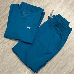 Figs Women’s Deep Reef Zamora Jogger and Catarina Top Scrubs Set